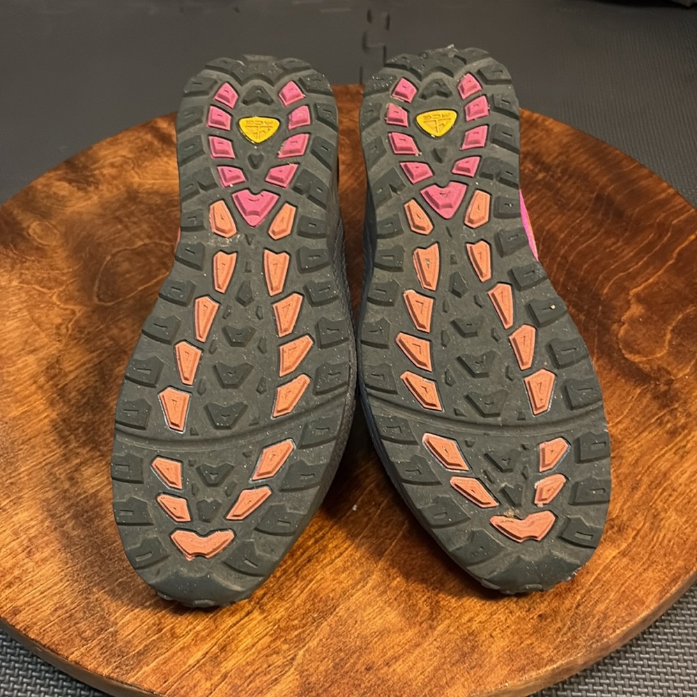 Nike ACG Hiking Shoes - Picture 8 of 10